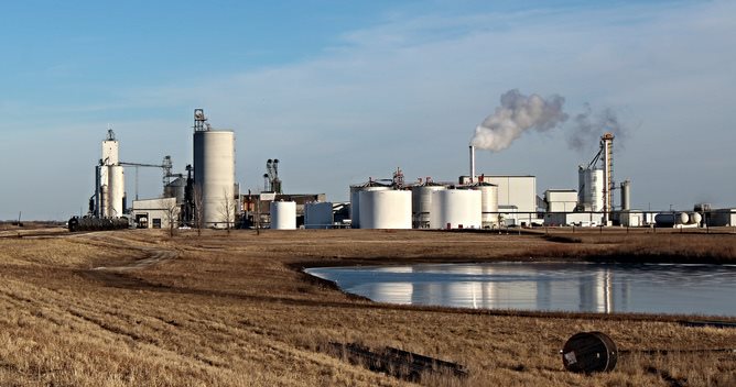 An ethanol plant in Iowa: energy from plant residue, apart from corn kernels, can be used to create heat and steam to run refineries.