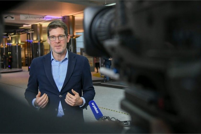 "The EPP must start playing ball," said Pascal Canfin, the chairman of the European Parliament's environment committee. "The last thing we want is for such an important decision to depend on five votes in plenary,” he told EURACTIV.