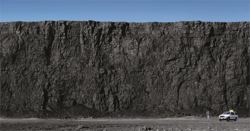 An 80-foot coal seam in the US: Fossil fuels should not get support, the OECD says.