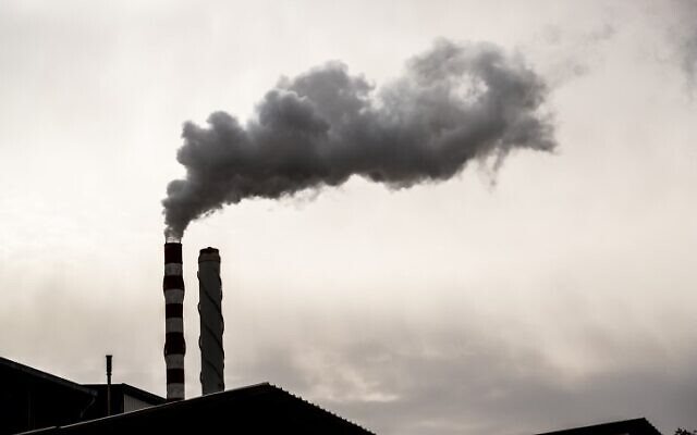 Bedouin villages around the Ramat Hovav industrial area in southern Israel suffer from a high level of air pollution from nearby chenical evaporation ponds and an Israel Electric Corporation power plant