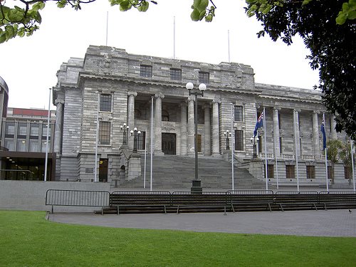 New Zealand policy makers will be reassured by UE scheme review .. ETs "won't wreck the economy"