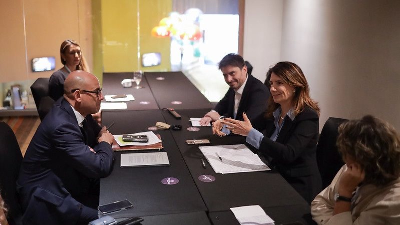 The head of the UNFCCC Simon Stiell (left) speaks to COP30 CEO Ana Toni (right) at Panama Climate Week on 20 May