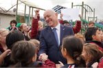 Prime Minister Christopher Luxon greets schoolchildren Prime Minister Christopher Luxon greets schoolchildren