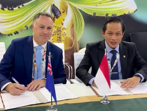 Watts with Indonesia’s Minister Hanif at COP31, signing off on joint intentions to cooperate on climate change.
