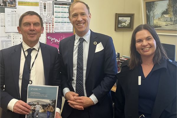 Andrew Eagles, NZGBC chief executive (centre) launched the manifesto last week